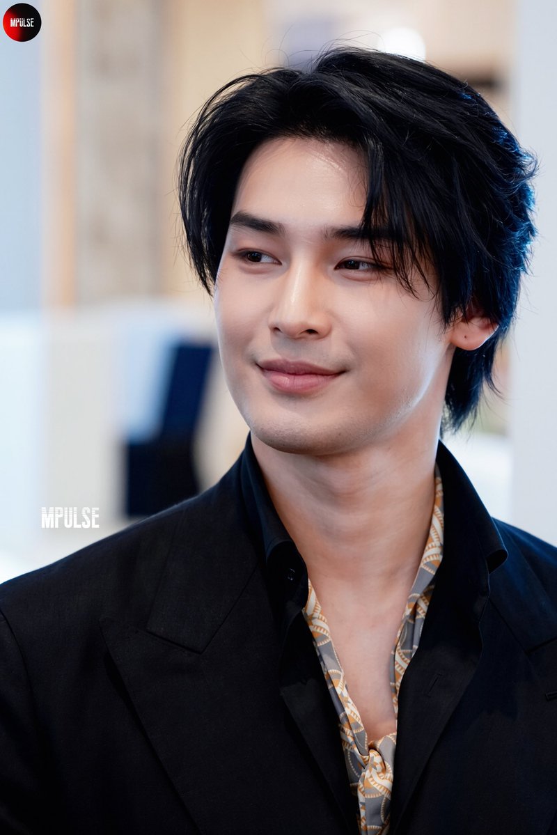 mpulsemileapost's tweet photo. 𝟐𝟎𝟐𝟔𝟎𝟗𝟐𝟐
😍💛✨⌚
With Piaget
#BangkokWatchWeek2026xAPO 
#ApoNattawin 
@Nnattawin1 https://t.co/HLyW1adoWs