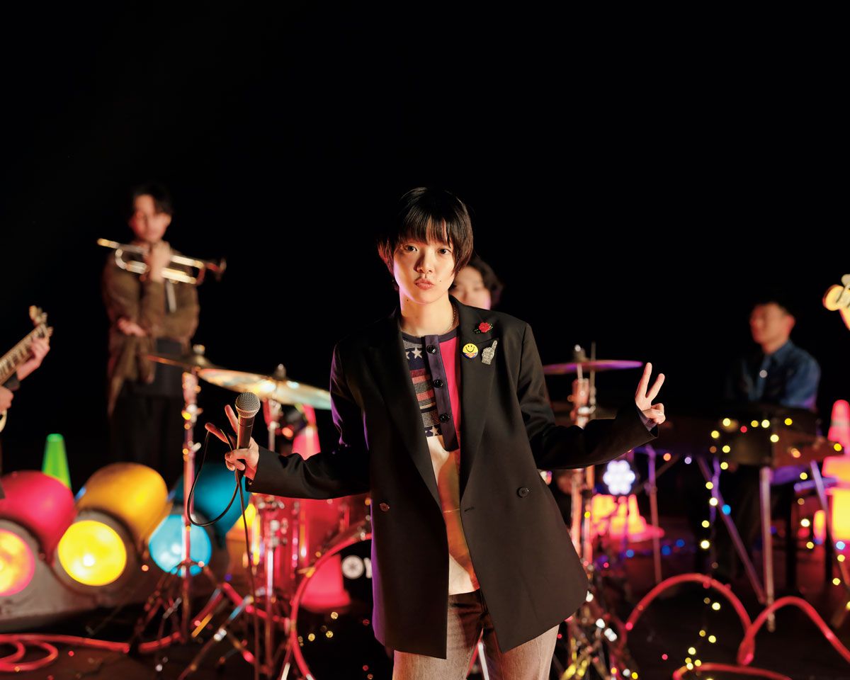 GINZA_magazine's tweet photo. 「MVの面白さって、私にしかわからない歌詞の世界を、監督がまた別の解釈で広げてくれるところだと思うんです。一曲なのに、MVではまた別の物語が生まれることもある。」

＼\あいみょんMV「スーパーガール」撮影現場へ潜入/／
https://t.co/RAvD7edTlX https://t.co/kwE9KADaFB