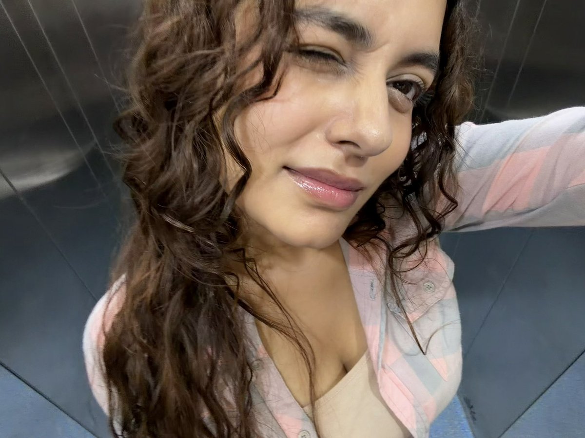 serveicy's tweet photo. you piggies oink at my wink👅 https://t.co/F2Ts2IadiP