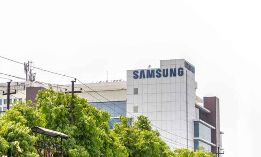 KeralaBisNews's tweet photo. Samsung India’s profit fell 36% to ₹7,228 crore in FY26, while revenue rose 1.2% to about ₹1.12 lakh crore.

https://t.co/SBGjza9PBM

#KBN #BusinessKerala #KeralaBusiness #SamsungIndia #BusinessNews #Electronics #India https://t.co/BgyNRGbrde