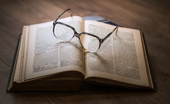 BMCadiz's tweet photo. 📚"En este mundo traidor nada es verdad ni es mentira, todo es según el color del cristal con que se mira", Ramón de Campoamor, que nació #TalDíaComoHoy tenía razón, ponte las #gafas de leer y... ¡disfruta! https://t.co/qyc19YS4Mo