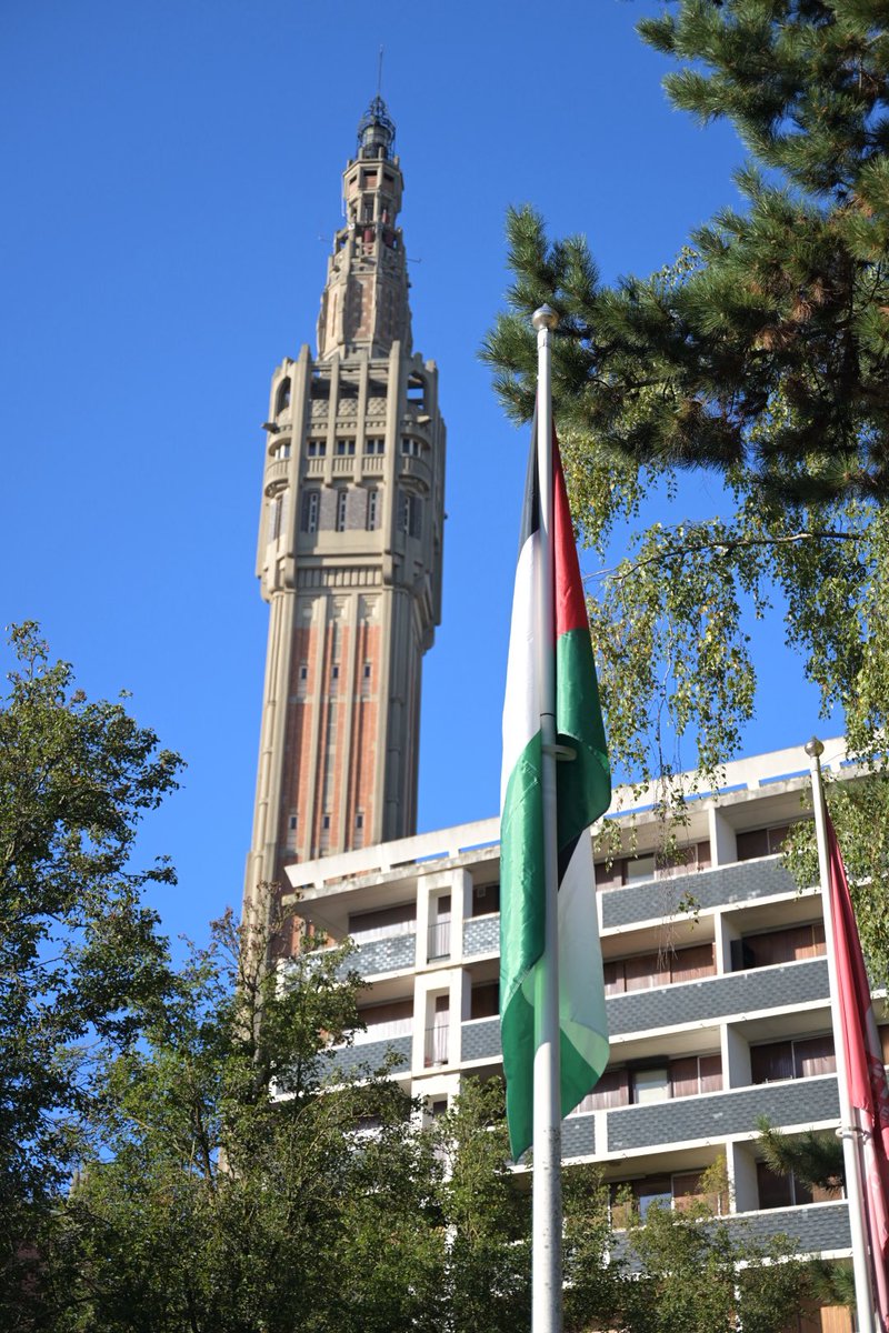 Ardeslandes's tweet photo. Aujourd’hui, mardi 22 septembre, l’Hôtel de Ville est pavoisé aux couleurs du drapeau palestinien, un an jour pour jour après la reconnaissance de l’État de Palestine par la France.

Une reconnaissance au service de la construction d’une paix stable et durable et dont nous réaffirmons l’impérieuse nécessité. 
Car un an plus tard, force est de constater que la situation, loin de s’être améliorée, a empiré : la catastrophe humanitaire s’intensifie à Gaza, la colonisation s’accélère en Cisjordanie. Ces derniers jours encore, le ministre israélien de la Défense a parlé de « finir le travail » dans l’enclave pour pouvoir mettre en œuvre un « plan de migration ». 

@lillefrance ne détournera pas le regard. Aux côtés de notre ville sœur Naplouse, nous continuerons d’agir et de porter une conviction : le peuple palestinien a droit à un État, vivant en paix et en sécurité aux côtés d’Israël.
