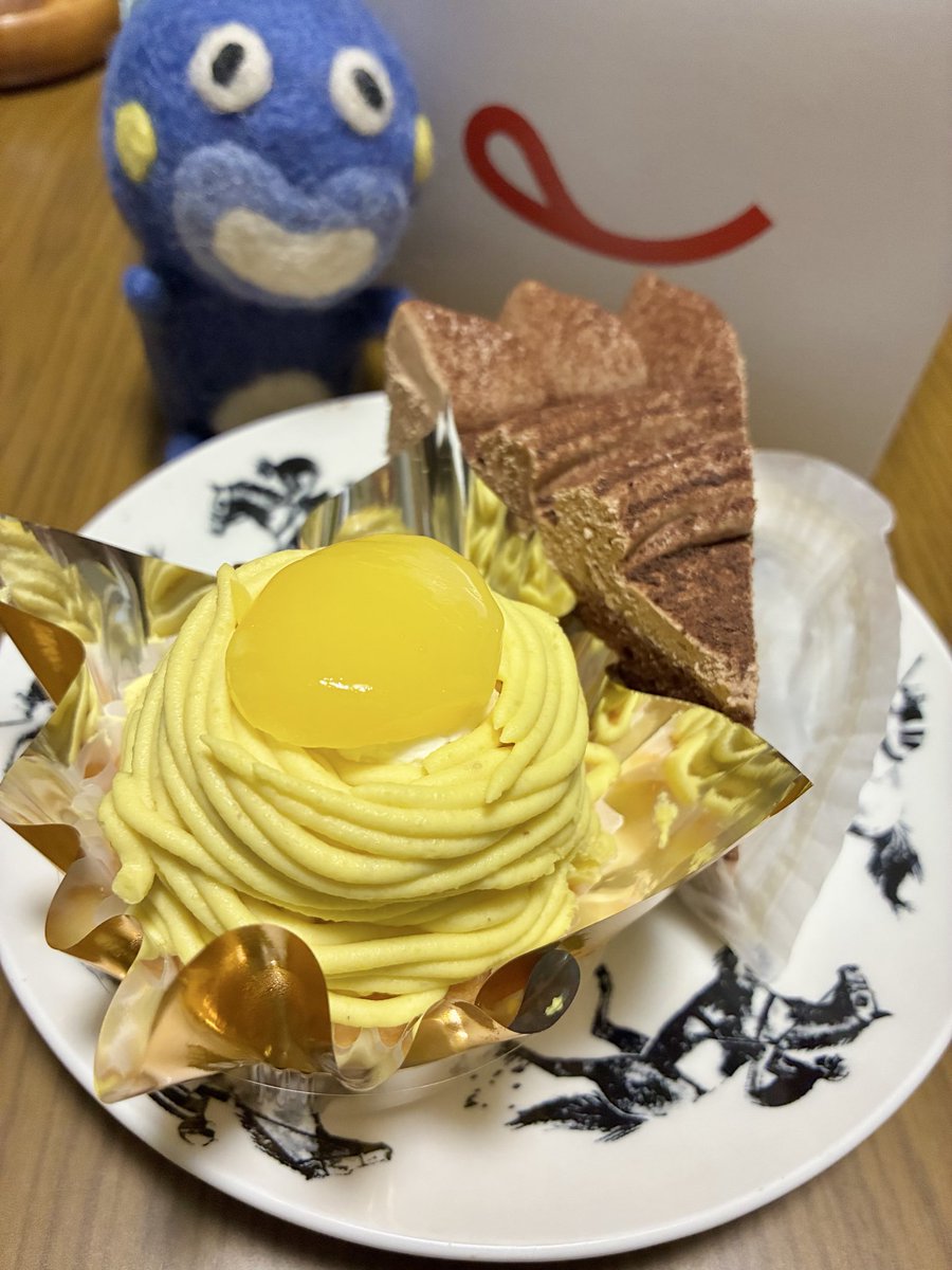 tadarun_toma's tweet photo. 心を無にして地面をじっと見ながら進み半歩前に出て購入したケーキ…
「忍耐」だッ
#不二家 https://t.co/9ZLrd0qwvK