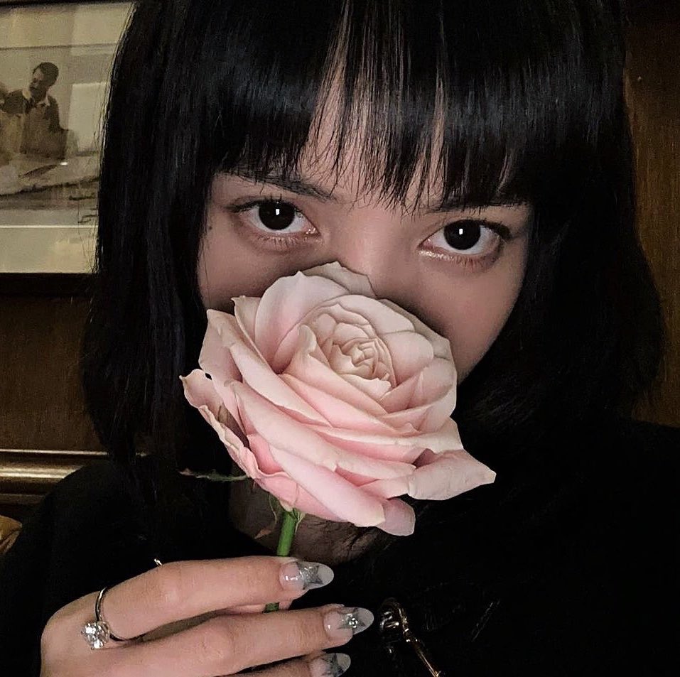 lalisahourIy's tweet photo. lisa and her roses  . ݁⋆ ۶ৎ ݁˖ . ݁ https://t.co/oYouXAHgvv