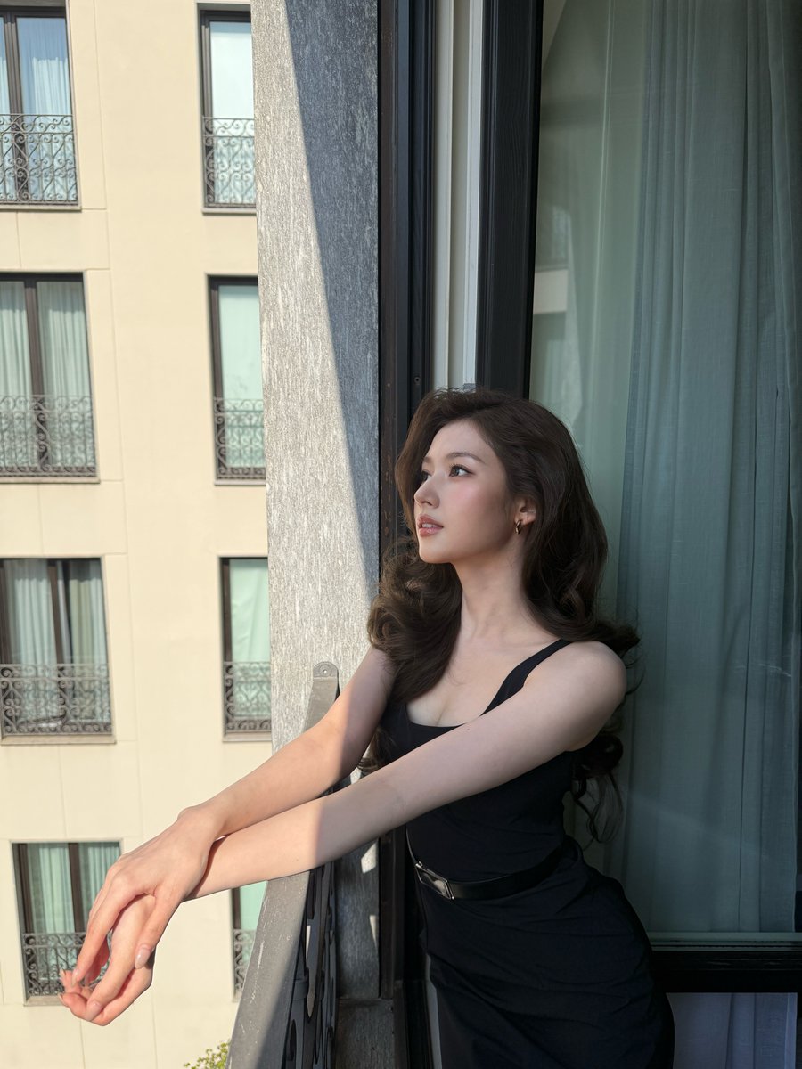 kun_once2129's tweet photo. 샤스타

On my way to the show🖤 

#Prada #PradaSS27 @.prada

https://t.co/yclgGRyVUV

#HappyNAYEONday
#사나 #SANA
#트와이스 #TWICE
@JYPETWICE https://t.co/IXRrMjJyfJ