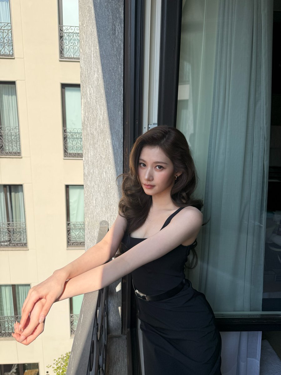 kun_once2129's tweet photo. 샤스타

On my way to the show🖤 

#Prada #PradaSS27 @.prada

https://t.co/yclgGRyVUV

#HappyNAYEONday
#사나 #SANA
#트와이스 #TWICE
@JYPETWICE https://t.co/IXRrMjJyfJ
