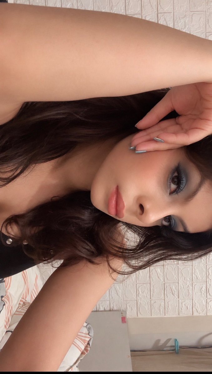 aampapadluvr's tweet photo. i’ll always luv u blue eyeshadow https://t.co/QUU41HGIVe