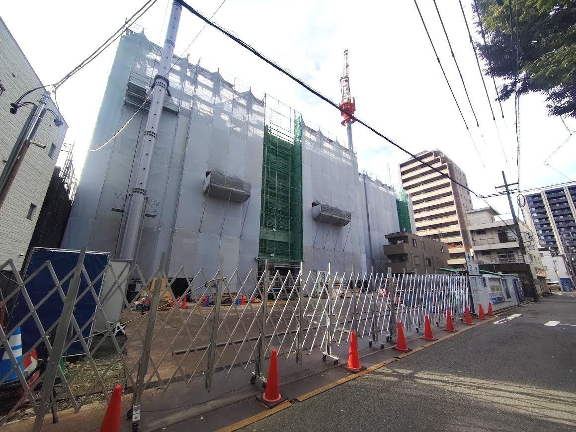 nagoyathematch's tweet photo. 名古屋新築マンション探訪　東区代官町
【プレサンス ロジェ 代官町シティフォート】 15階建て
当初、プレサンスジェネ代官町という看板でしたがいつの間にか変わっていました。　https://t.co/q094CxRbeg
代官町のマックスバリュの南東すぐ。

地上15階建　2棟立て　161戸　
駐車場22台［屋外平面式（内3台は電気自動車専用充電コンセント付）］

2LDK、3LDKに平置き駐車場確約の部屋があるようです。

来月中旬から販売開始予定との事。
◯第1期販売概要　2026年10月中旬予定
価格未定
間取り1LDK・2LDK・3LDK
住居専有面積30.75m²～66.75m²

60平米台の3LDK時代に突入ですね。