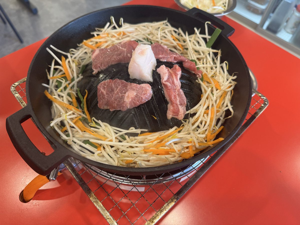 nikuyasan's tweet photo. 本日はジンギスカンをいただきました。ラムもマトンも非常に美味しかったです。野菜も食べ放題でラムタンも最高でした。

#生ラムジンギスカン羊屋チョップとだ3番地 https://t.co/fVXZZrUPHI