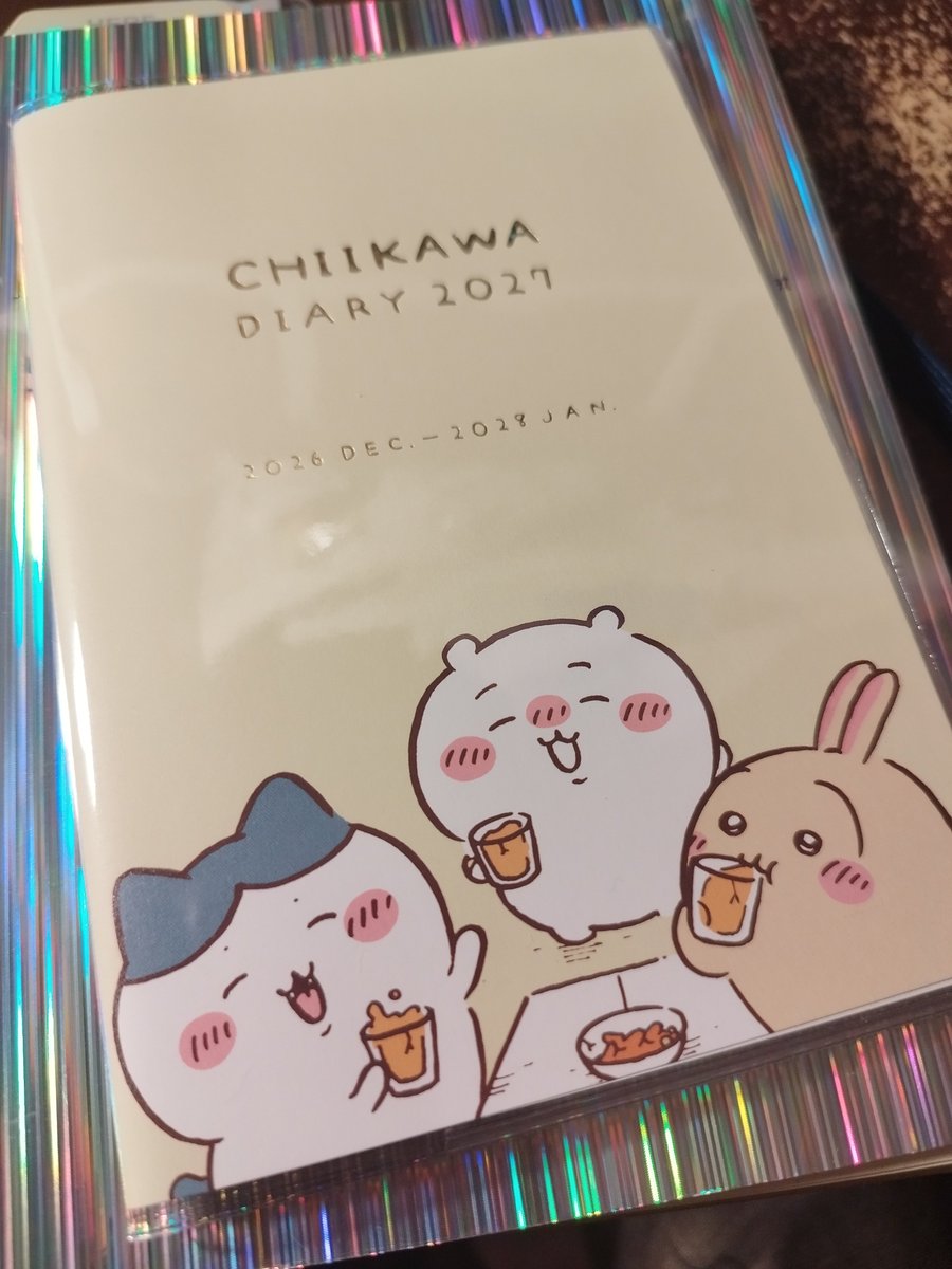 ateliermoleou's tweet photo. 来年の手帳、ロルバーンとは別に薄くて持ち運びやすいものを探してたら見つけたちいかわ手帳。かんわいい（30代のときだったら気恥ずかしくて買えなかっただろう）
中のページにこの2枚目のイラストが載ってて、これ、アニメの声優さんが声変わりで叩かれてたときにナガノ先生が無言でupしたイラスト→ https://t.co/bSNXq31zSj
