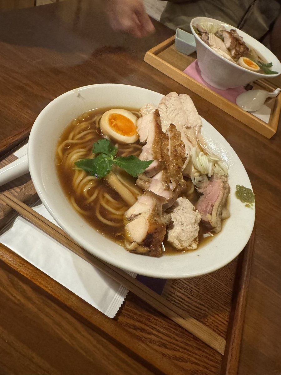 haruta_0712's tweet photo. シルバーウィーク4日目お昼
福如雲
島根県で1番美味しいラーメンかも
親父は人生で食べたラーメンで上位に入るとのこと
一杯880円とは思えない量と味
強いて言うなら麺がちぢれ麺だったら良き。
一杯一杯丁寧に作ってるので、注文してから提供まで40分かかります。
それでも来て良かったと思える
満足 https://t.co/GW9DP1dgMh