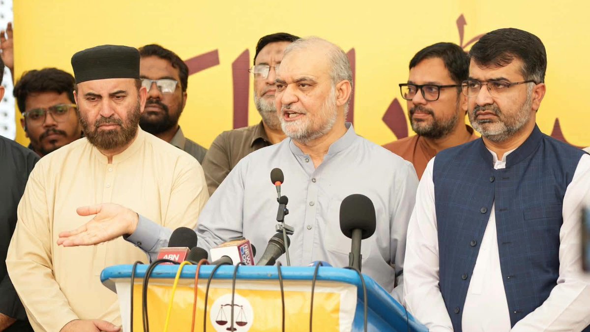JIPOfficial's tweet photo. ملتان- امیر جماعت اسلامی پاکستان حافظ نعیم الرحمٰن پیٹرولیم لیوی کے خلاف تحریک اور لانگ مارچ کے حوالے سے اہم پریس کانفرنس سے خطاب

امیر جماعت اسلامی نے کہا کہ وزرا کے ساتھ مذاکرات کے پانچ ادوار کے بعد حکومت کی جانب سے دیا گیا ریلیف پیکیج بالکل ناکافی اور ایک ڈرامہ ہے۔ انہوں نے موقف اختیار کیا کہ اس ریلیف سے صرف پٹرول استعمال کرنے والے مستفید ہوں گے جبکہ پرانی گاڑیاں رکھنے والوں کو کوئی فائدہ نہیں پہنچے گا، لہٰذا یہ حقیقی ریلیف کے بجائے محض ایک ناٹک ہے۔ ہماری جدوجہد کسی ذاتی مفاد کے لیے نہیں بلکہ عوامی ریلیف کے لیے ہے۔

حافظ نعیم الرحمٰن نے کہا کہ وزیراعظم پاکستان شہباز شریف نے نے مجھ سے فون پر رابطہ کیا ہے اور ہم سے بالمشافہ مل کر اس مسئلے کو حل کرنے کی یقین دہانی کروائی ہے۔ ہم نے تنظیمی مشاورت کے بعد فیصلہ کیا ہے کہ ہم اپنی احتجاجی تحریک سے دستبردار نہیں ہوں گے، دھرنے، احتجاجی کیمپ اور عوام سے پیٹرولیم لیوی کے حوالے سے دستخطی مہم جاری رہے گی اور اگر حکومت نے عوامی مسلہ حل نہ کیا تو ہمیں عوامی دباؤ کے زور پر منوانا آتا ہے، لہٰذا اب گیند وزیراعظم کے کورٹ میں ہے۔