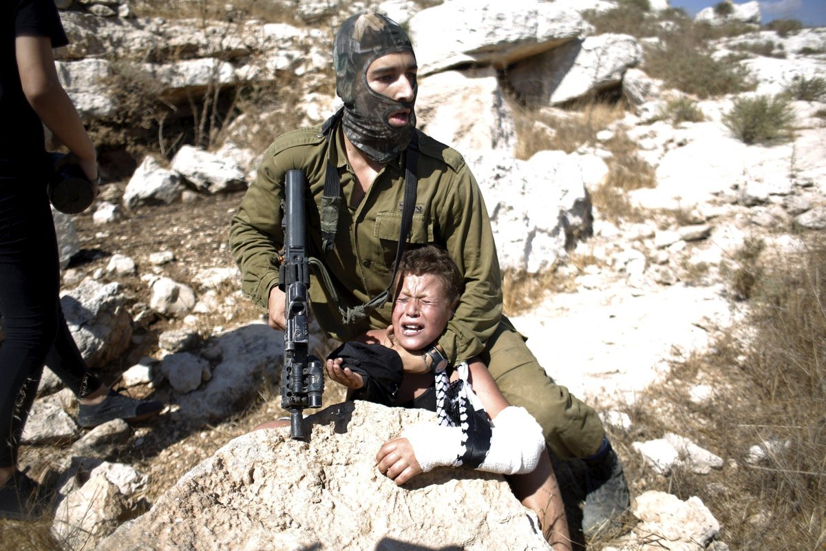 BusaidiNaser's tweet photo. إسرائيل الإرهابية القذرة اعتقلت حوالي 50,000 طفل فلسطيني في الضفة الغربية منذ عام 1967..

 "منظمات غير حكومية مثل DCI-Palestine توثق 500-700 حالة سنوية في العقود الأخيرة تحت المحاكم العسكرية، غالباً بسبب رمي الحجارة..
تعتمد الأرقام التراكمية الدقيقة بشكل أساسي على تلك المصادر؛ وتستشهد إسرائيل بحاجات أمنية ضد العنف في الأراضي"..