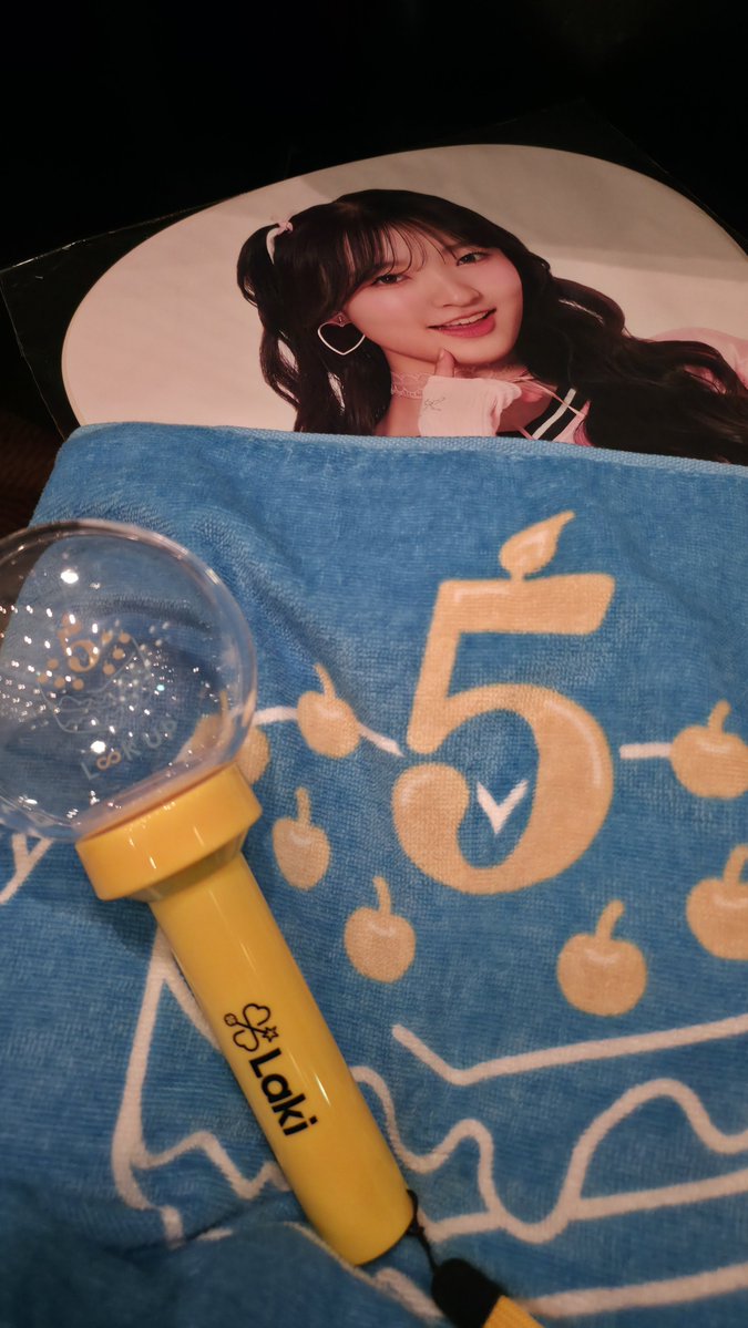 twitt_furupon's tweet photo. Laki5周年ライブ 終演
3列目から8人のパフォーマンスを堪能
・初手からメイン曲連続披露で軌跡の振り返り、踊りっぱなしの圧巻。
・アンコール中、スルスルと降りるスクリーンに、ざわざわ。発表は無いかと思ってた…
・毎度思う、ステージが手狭に感じる成長。
・過去イチ
#Laki_LOOKUP
#Laki https://t.co/5QQXHrUMfo