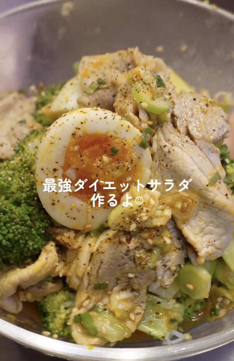 mudananiku_'s tweet photo. サラダだけじゃ足りん民はこれくらい具だくさんがいいwww肉に卵まで入ってるし、ラー油効いた和風だれとか白米無しでも満足できそう。。。夜ご飯これ作る。 https://t.co/D9lrsc2qtG