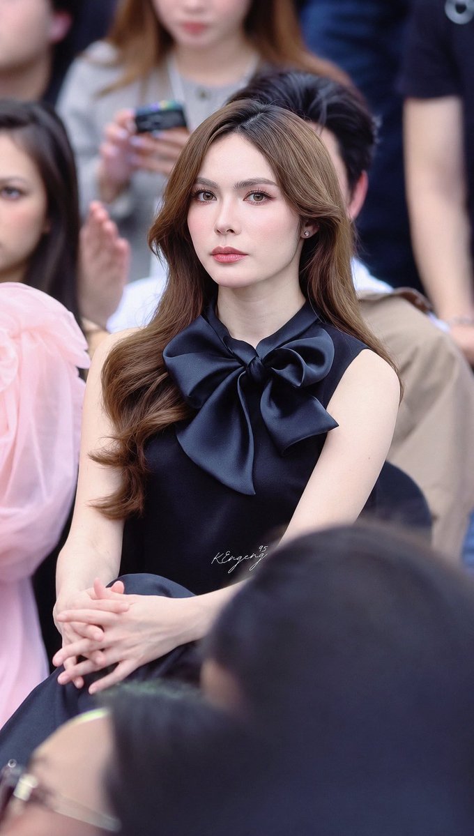 minnieauu8977's tweet photo. โอ้โห Front row แฟชั่นวีคเรียกตัวได้เลยนะคะ พร้อมากแล้วคะ
#EFW26PressConXCharlotte 
CHARLOTTE X EFW2026
#ชาล็อตออสติน #CharlotteAustin
@itscharlotty https://t.co/sidgdrms1p