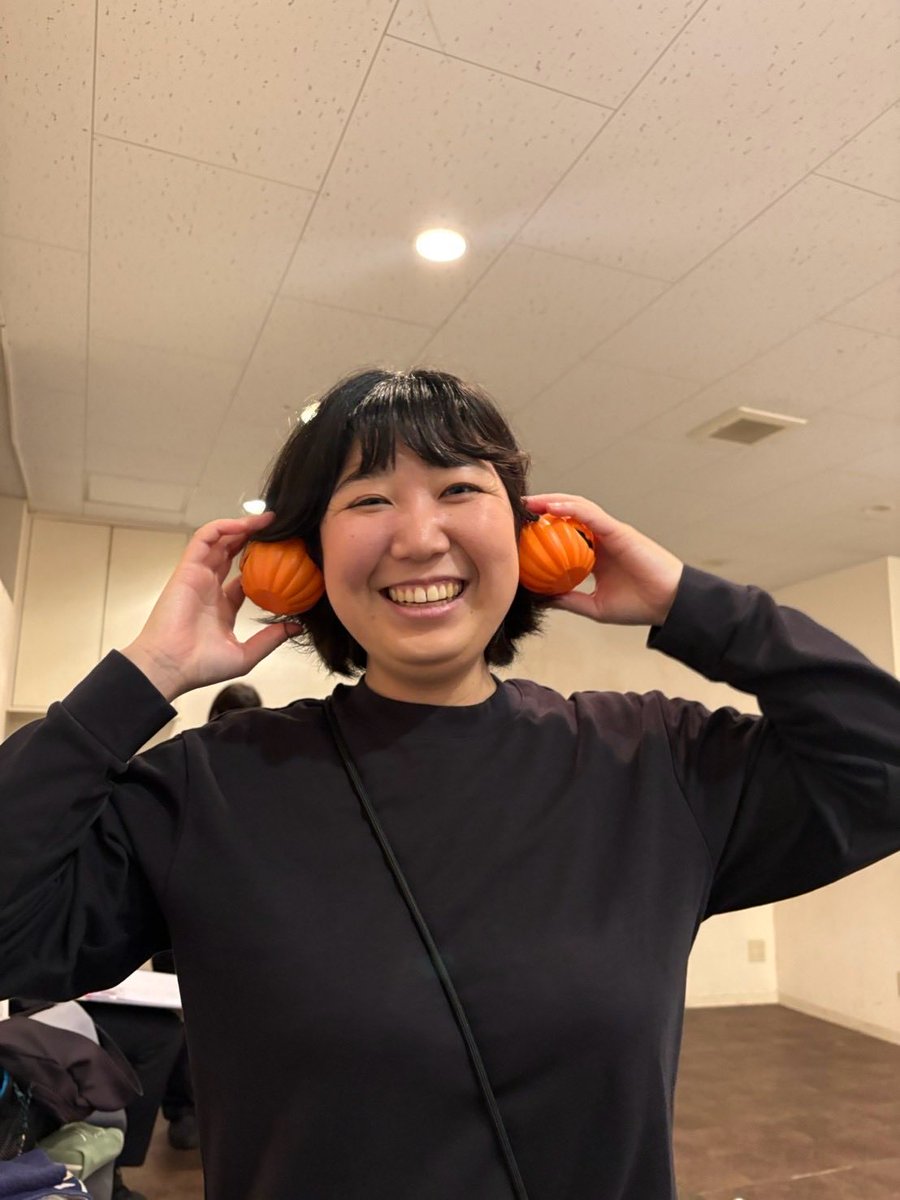 itoomayu's tweet photo. #読むラク語2 4日目！2公演！
本日もたくさんのお運びありがとうございました！

明日が千秋楽！？😳
最後まで走りまーす！

走った身体に染み渡る差し入れのおそそわけ♪と、かぼちゃイヤリング🎃 https://t.co/e4uUnkPMxe