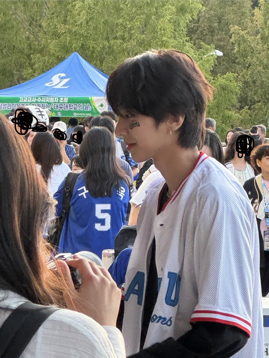 41ivinblu's tweet photo. 알바하는데 에투메 옴
어떤소녀들이 사진 찍길래 냅다 찍었는데 대표님이 82메이저라고 알려주심..
구자욱 마킹했던데 삼성 좋아하시나봐요 https://t.co/tC0xqZ2mMp