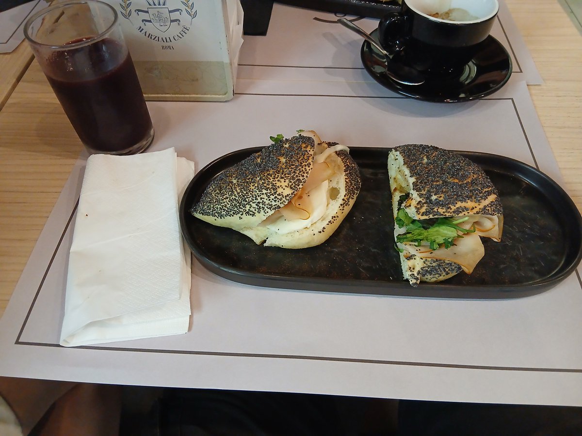 sarmatoo's tweet photo. 10€ sok z blueberries i sandwich z indykiem, mozzarellą i wysuszonymi pomidorami https://t.co/t3sXLC0ZCN