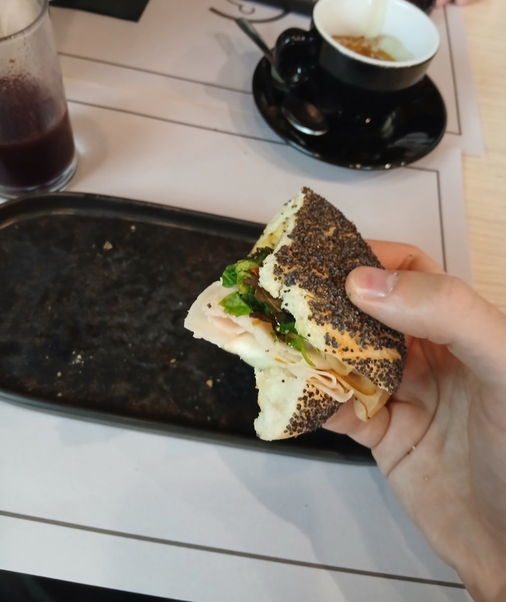 sarmatoo's tweet photo. 10€ sok z blueberries i sandwich z indykiem, mozzarellą i wysuszonymi pomidorami https://t.co/t3sXLC0ZCN