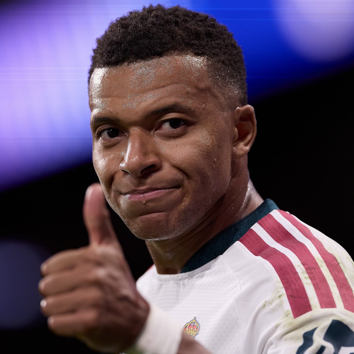 ActuFoot_'s tweet photo. 🚨🚨💣 Kylian MBAPPÉ 🇫🇷 ÉVOQUE DE NOUVEAU LE SUJET BALLON D’OR 🌕 au micro de @TheAthleticFC cette fois 👇 :

🗣️ « CE N’EST PAS UNE OBSESSION ! (…)

Je n'ai pas honte d’être honnête. Je n'ai pas peur de dire ce que je pense, même si parfois les gens peuvent dire : "Qu'est-ce que ce type dit ?" 

Je n'ai jamais dit : "JE VAIS LE GAGNER". ❌

MAIS JE PENSE QUE J’AI EU UNE BONNE ANNÉE. ✅

Beaucoup de gens ont dit que j'avais eu une bonne année et m'ont mis en relation avec le trophée. Alors voyons ce qui peut arriver… » ⏳