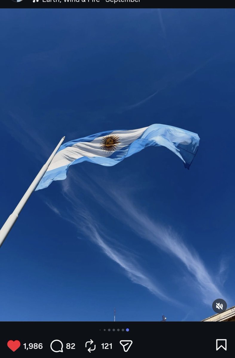 Pauchi_San's tweet photo. Los bailarines de Stray Kids siguen sin solta... miren la fotaza de nuestra bandera con que cierra el carrusel de su estadía en Argentina 🇦🇷 "Lo pasé muy bien" https://t.co/xtvTf9oGdG