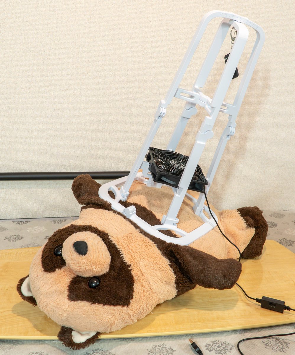PKFabrique's tweet photo. 付属のワイドベースについて
スタンド単体でも使用できますが、大きなヘッドの子や畳などの柔らかい面で使う際に安定性をアップさせることができます。
スタンドにスナップオンで取り付け可能です。
※写真はあくまでイメージなのでなるべく平らな場所で使ってください！ https://t.co/R5v2D8n9Gf