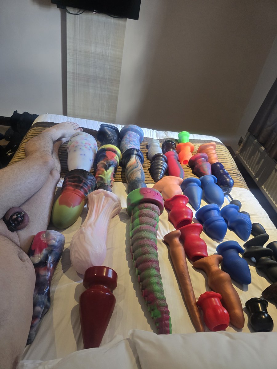 butt_plugboy's tweet photo. Just a boy and his toys, #hugedildo #hugetoys #buttplug #analstretching #analtraining #gapedass #sextoy https://t.co/e8JLw8eEXY
