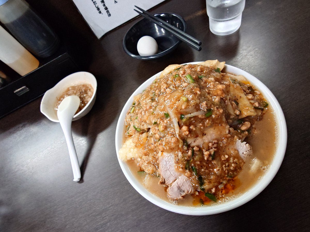 Lycidae's tweet photo. ワシワシとした麺がどーーーーしても食べたくなってどでん行ったら、昨日今日の２日間限定でスタミナ餡がトッピングされてるスタミナラーメン出してた。
ドチャクソ美味かった。 https://t.co/PtH3BZyfir