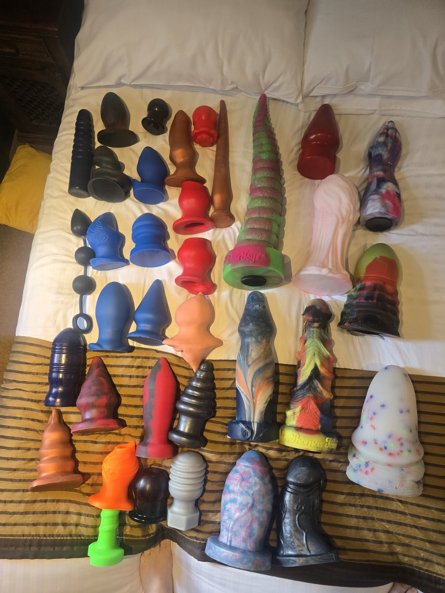 butt_plugboy's tweet photo. Just a boy and his toys, #hugedildo #hugetoys #buttplug #analstretching #analtraining #gapedass #sextoy https://t.co/e8JLw8eEXY