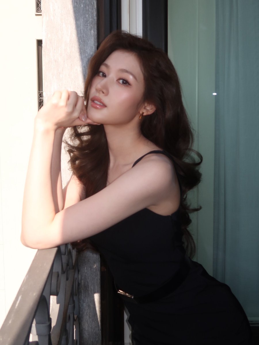 godmitzu's tweet photo. SANA IS THE MOST GORGEOUS WOMAN EVER #PradaSS27xSANA https://t.co/0XAIzrdMor