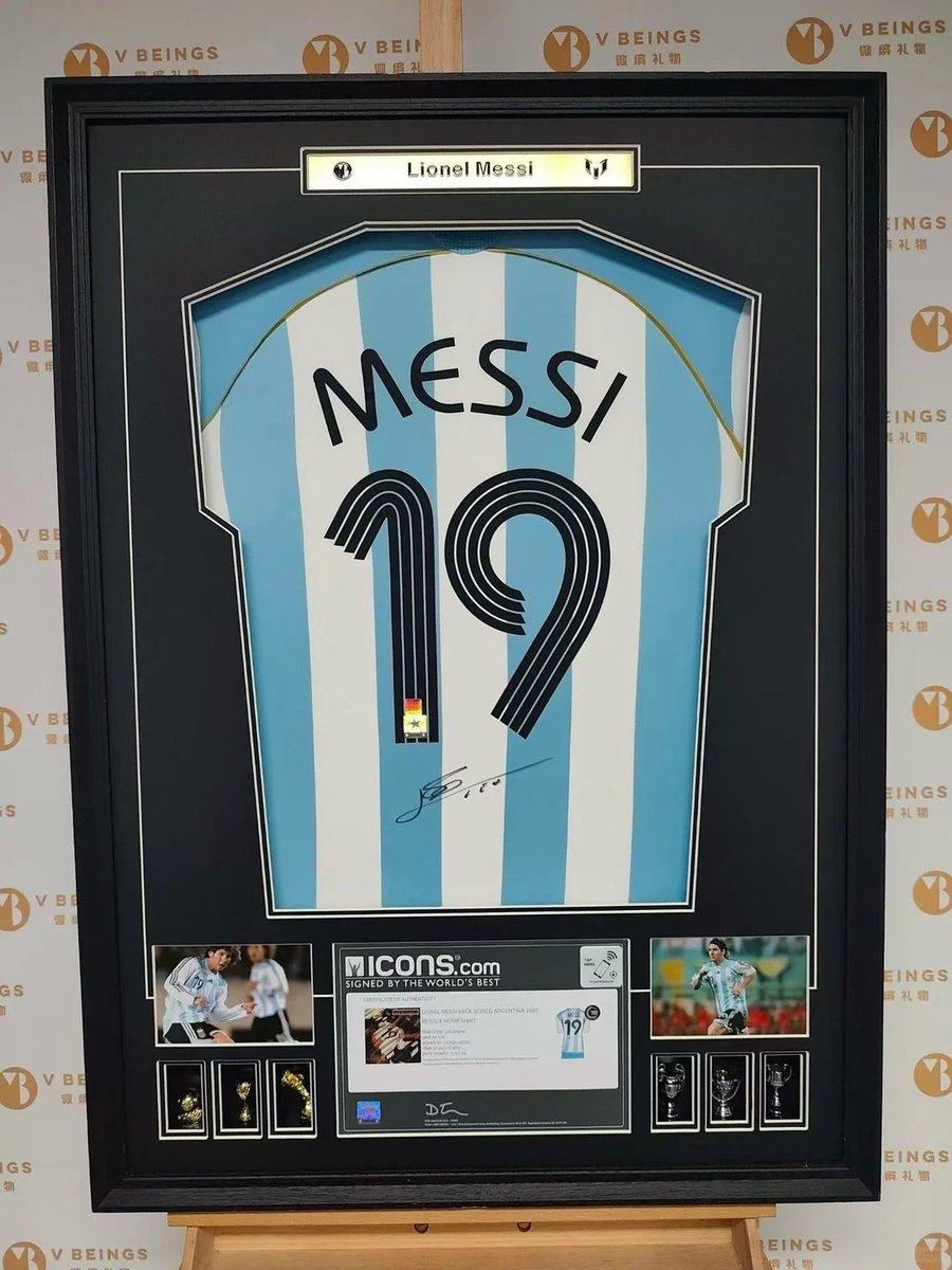 _kitsdo_7777's tweet photo. Messi presume de la camiseta con la que se despidió de su selección nacional: El último partido, una camiseta que merece ser atesorada para siempre.
#Messi https://t.co/jQGjxaGLPU