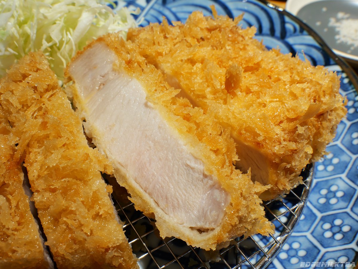 edgemilktea's tweet photo. 外苑前の 神宮前とんかつなないど で「安曇野げんき豚 熟成 ロースかつ定食」

リニューアル直前のとんかつ七井戸 時代(お盆での提供が無くなった後の時期)と比べて、ソースが京都のオジカソースにしていますが、基本的には同じ。
#とんかつなないど #安曇野げんき豚 #とんかつ https://t.co/BeIFvjd1dt
