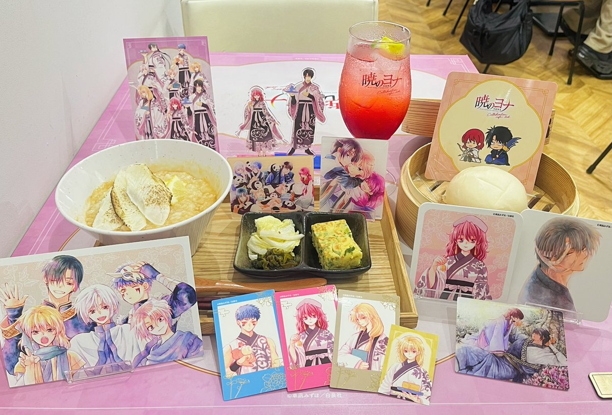 usa_sailor_moon's tweet photo. 暁のヨナ コラボレーションカフェ🫖✨
描き下ろしのみんなのカフェビジュアルがめちゃめちゃ可愛くて、グッズも特典も全部可愛い‼︎🫶
みずほ先生の絵やっぱり大好き🥹💞
店内スクリーンで原作のシーンを見ながらフード食べれてヨナの世界観に浸れる幸せな空間でした🥰✨ https://t.co/jdMxxKTt12
