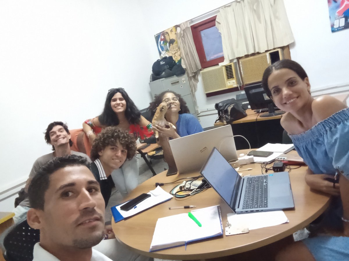 VladimirHdezM's tweet photo. Equipo Ideológico de la @UJCdeCuba, como una gran familia, donde cada uno aporta, soñamos en grande rumbo a los #65UJC ¿Quién dijo que todo está perdido? Venimos a ofrecer nuestros corazones... https://t.co/GvLBLJBgOh