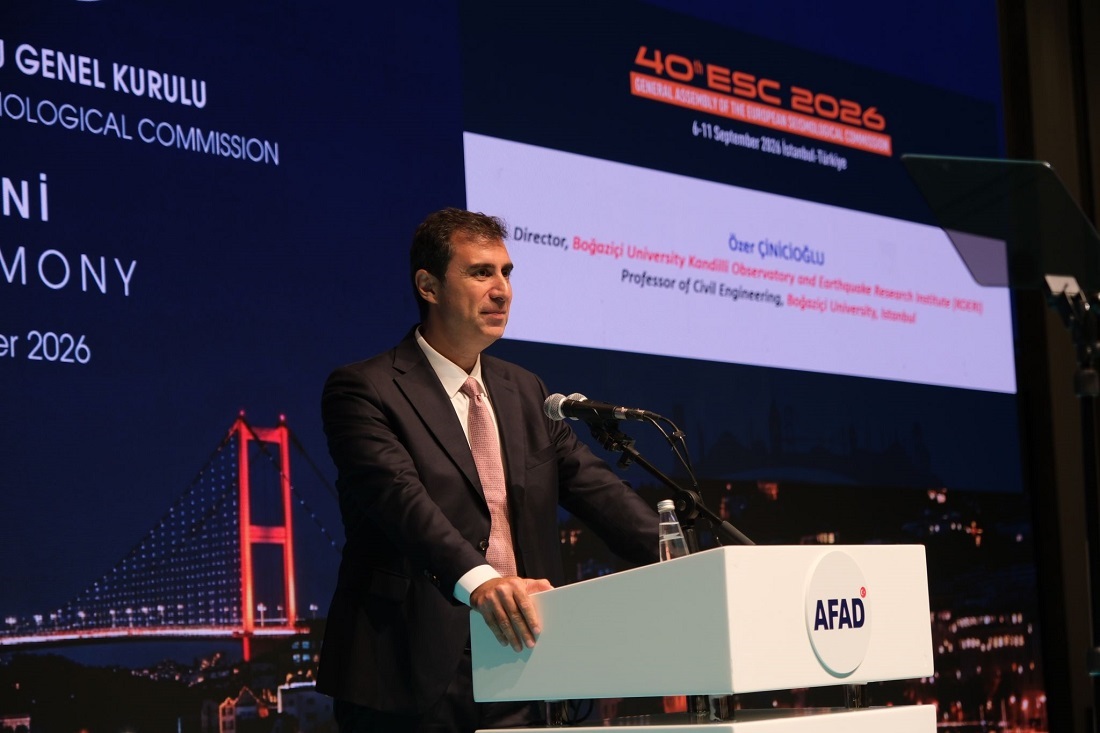 Kandilli_info's tweet photo. Avrupa Sismoloji Komisyonu (ESC) 2026 Genel Kurulu İstanbul’da Gerçekleştirildi

Avrupa Sismoloji Komisyonu (ESC) 2026 Genel Kurulu (ESC2026), 6–11 Eylül 2026 tarihleri arasında İstanbul’da gerçekleştirildi. Cumhurbaşkanlığı Afet ve Yerel Yönetim Politikaları Kurulu, Boğaziçi Üniversitesi Kandilli Rasathanesi ve Deprem Araştırma Enstitüsü (KRDAE), AFAD, Orta Doğu Teknik Üniversitesi (ODTÜ) ve Türkiye Deprem Mühendisleri Derneği’nin ortak organizasyonuyla düzenlenen kongre, dünyanın farklı ülkelerinden bilim insanları ve araştırmacıların yanı sıra kamu kurumları ve sektör temsilcilerinden yaklaşık 1.000 katılımcıyı bir araya getirerek bilimsel bilgi ve deneyim paylaşımı için önemli bir platform oluşturdu.

Kongrenin açılışı; İçişleri Bakanı Mustafa Çiftçi, AFAD Başkanı Vali Ali Hamza Pehlivan, İstanbul Valisi Davut Gül, Cumhurbaşkanlığı Afet ve Yerel Yönetim Politikaları Kurulu Üyesi Prof. Dr. Nurcan Meral Özel, KRDAE Müdürü Prof. Dr. Özer Çinicioğlu, ESC Başkan Yardımcısı Prof. Dr. Ayşegül Askan‘ın açılış konuşmalarıyla gerçekleştirildi.

Hafta boyu sismoloji, deprem tehlikesi ve riski, yer hareketleri, sismik izleme, mühendislik sismolojisi ve afet risklerinin azaltılması başta olmak üzere deprem biliminin farklı alanlarındaki güncel araştırmalar ve gelişmeler ele alındı. Kongre KRDAE’nin farklı disiplinlerinde yürüttüğü güncel araştırmalarının uluslararası bilim camiasıyla paylaşılmasına ve farklı çalışma alanları arasındaki bilimsel iş birliklerinin geliştirilmesine vesile oldu.