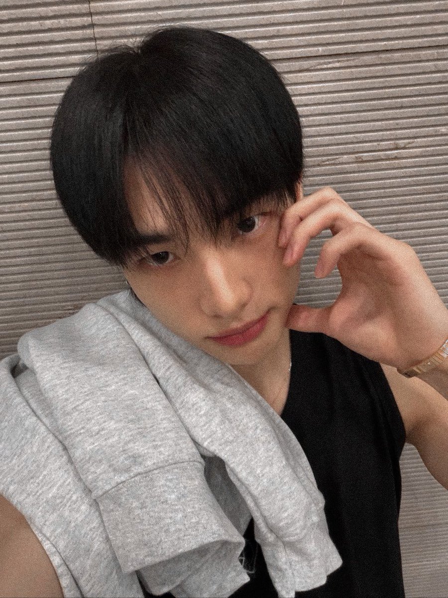 ssoftlyhwang's tweet photo. you’re so precious. 🤍

hwang hyunjin https://t.co/WOFKVCwita