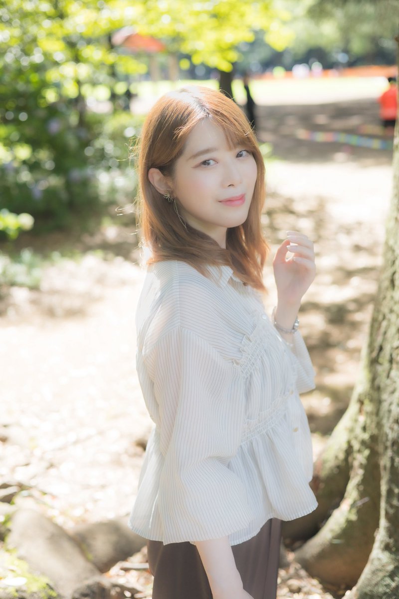 kakera721's tweet photo. 夏の欠片〜 Summer Portraits - No.2-①
 
「二年ぶりの夏。」
 
7月19日。
梅雨が明けて、夏休みがもうすぐ始まる頃。
 
撮影モデルの美咲さんとは、二年ぶりの再会でした。
久しぶりなのに、話し始めると不思議と二年の長さを感じない。
 
木漏れ日の公園を歩いて、かき氷を食べて、少し休憩。
夏が本格的に始まる、その少し前の一日。

🅜🅞🅓🅔🅛 森山美咲（@milktea_europe）

#SeasonsOfLight
#PortraitPhotography 
#ポトレ撮影隊
#東京カメラ部