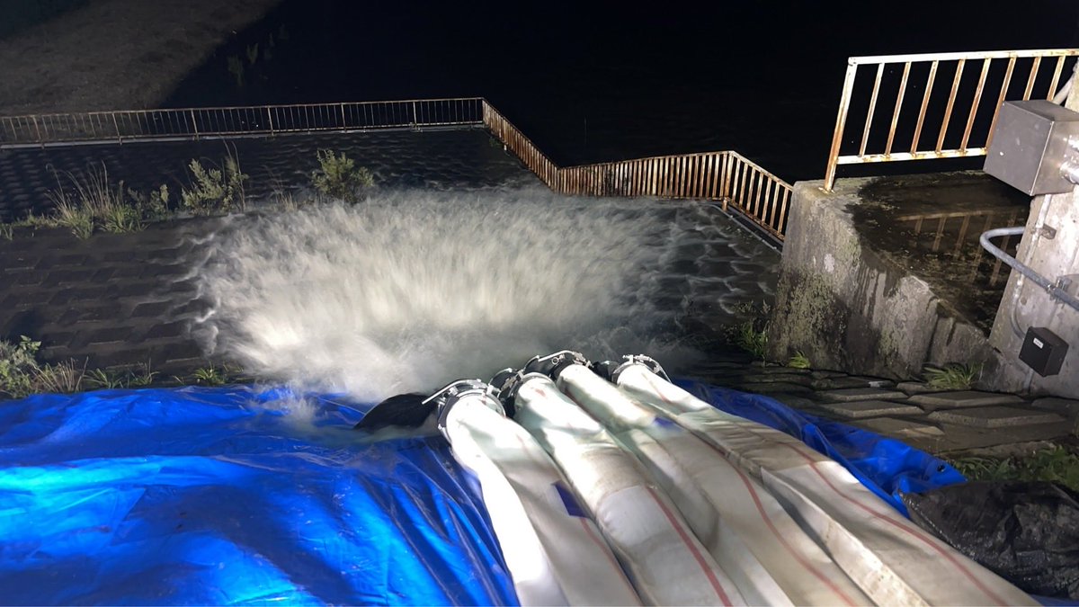hokusosuisan's tweet photo. 印旛沼！

沼はダメだった…

時間差で長門川が危険な状況に。

国が動いた！

印旛水門を開け利根川に水を出す決断！

そしてポンプ車でも排水！

これ以上被害を拡大させないように…涙

頑張れ！日本！ https://t.co/xUlJvwpp3J