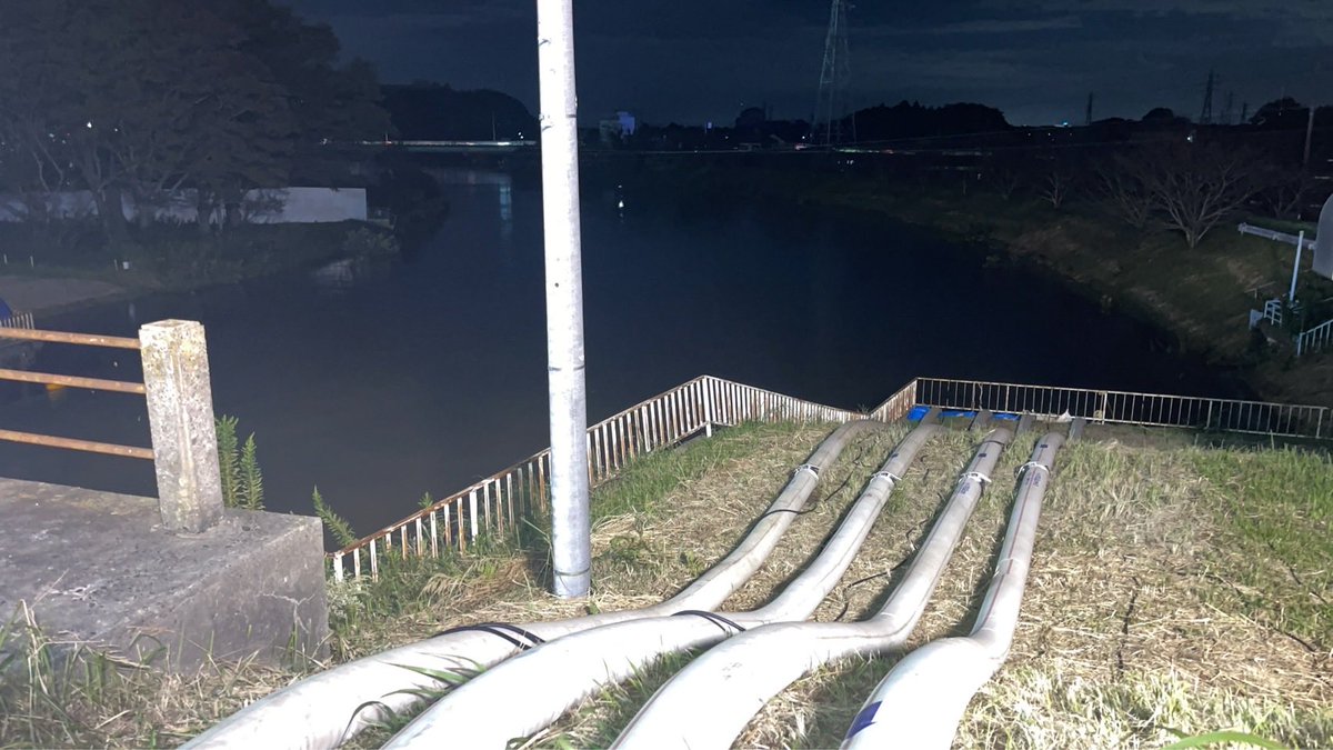 hokusosuisan's tweet photo. 印旛沼！

沼はダメだった…

時間差で長門川が危険な状況に。

国が動いた！

印旛水門を開け利根川に水を出す決断！

そしてポンプ車でも排水！

これ以上被害を拡大させないように…涙

頑張れ！日本！ https://t.co/xUlJvwpp3J
