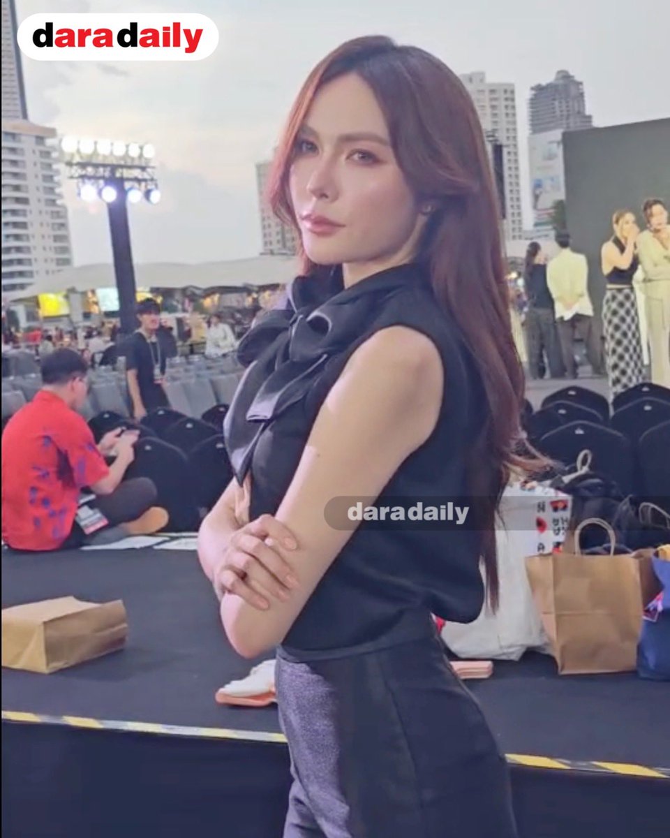 daradaily's tweet photo. งงอยู่นะคะะะ เมื่อ “น้องชา” ทำท่า “นางแบบ” แต่ทำไมแอดถึงมองเป็นท่า “นางฟ้านางสวรรค์” แสนสวยไปได้นะะะ 🤭💕🪽✨ รอดูคลิปกันน้าาา อิอิ 😘

CHARLOTTE X EFW2026
#EFW26PressConXCharlotte #ชาล็อตออสติน #CharlotteAustin #daradaily #ดาราเดลี่ #ข่าวบันเทิง https://t.co/KIBwGIHbNE