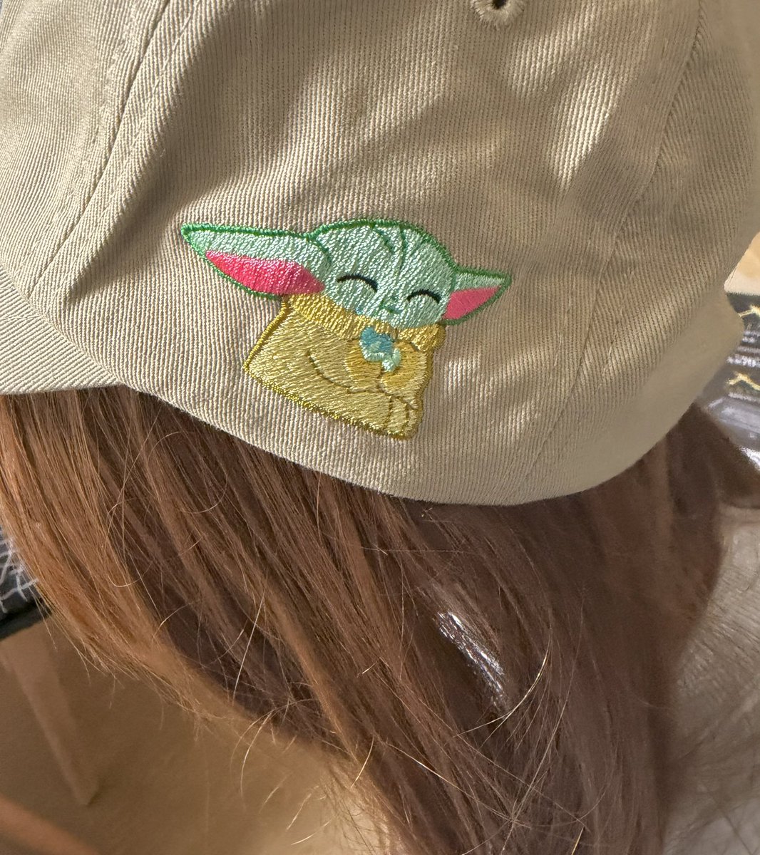 punipunipunyu's tweet photo. お誕生日に多量のグローグーグッズをへいちゃまからいただきましたああああ
頭、胴体、両手にグローグー😭❤️
(※トレーナーは写真のためあえて前後ろ逆に着させて頂いております。)
私がマンダロリアンにハマり始めたの知ってわざわざ買いに行ってくれるの愛でしかないよね🥹大好き❤️ https://t.co/KPiwypJXgQ
