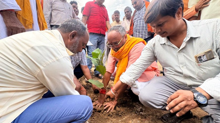 bhupesh4bjp's tweet photo. सेवा संकल्प अभियान के तहत आज चतरा ब्लॉक के ग्राम पंचायत धर्मदासपुर गौशाला में पहुंचकर गौ माता की पूजा-अर्चना कर आशीर्वाद प्राप्त किया एवं वृक्षारोपण कर पर्यावरण संरक्षण का संदेश दिया।

इस अवसर पर गौसेवा, पर्यावरण संरक्षण एवं स्वच्छ-सुंदर समाज के निर्माण का संकल्प लिया।

#सेवा_संकल्प_अभियान #गौसेवा #वृक्षारोपण