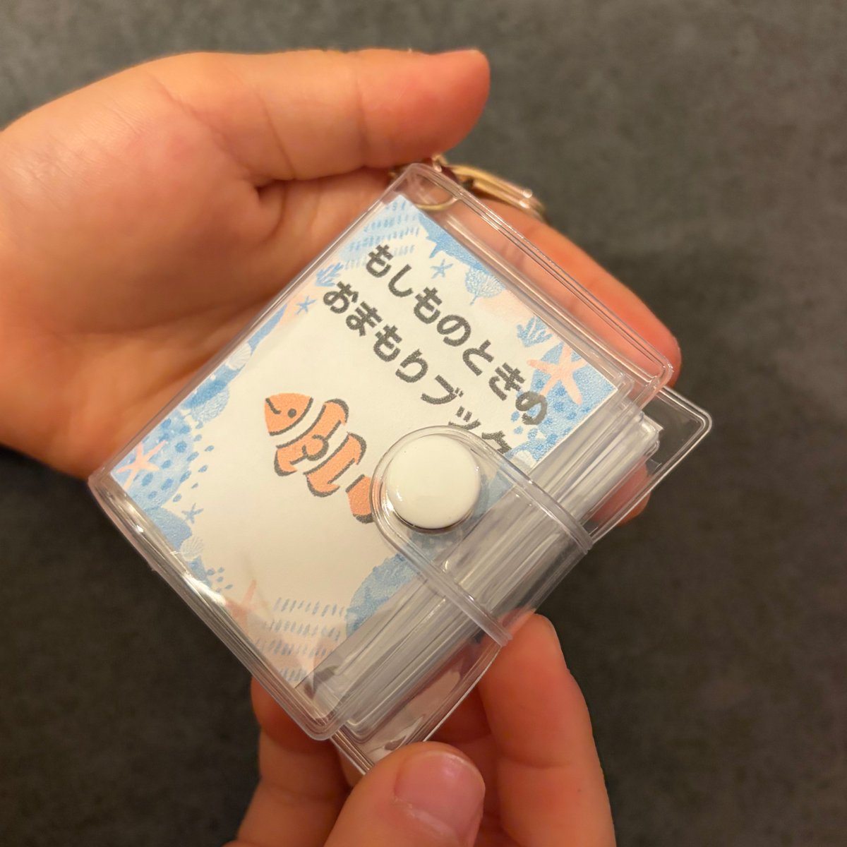 yoi_no_myozyo's tweet photo. 【もしものときの「おまもりBOOK」📖】
防災の日に家族で話し合ったことも含めて、緊急時にこどもの助けになる小さな「おまもりBOOK」を作ったよ。
ダイソーで買った豆本に、必要な情報をまとめるだけ。
災害で家族とはぐれてしまったときだけじゃなく、私が突然倒れてしまうなど、こども自身が誰かに助けを求めなければならないことがきたその時に。
本人や周りの大人がこの一冊を見れば、誰に連絡すればいいか、どこへ行けばいいか、こどもについて最低限必要なことがわかるようにしたよ。

入れた情報は、
・名前／生年月日／住所
・ママ、パパ、祖父母の名前と電話番号
・家族で決めた集合場所①②
・集合場所の写真と簡単な地図、家からの行き方
・家族とはぐれたときにすること
・災害のときのお約束
・受け取った大人へのお願い

「ママとパパに電話がつながらなかったら、おばあちゃんに電話してね」
「まずここに集合しよう。入れなかったら次はここ」
本を作りながら、一つずつこどもとも確認した。有事のときに持って避難できるよう、一緒に置き場所も決めたよ。

使う日なんて来ないでほしいけれど、でも、本当にもしものときに「知っている」「決めてある」「ここに書いてある」が、こどもを助ける小さなお守りになったらいいなと思う。