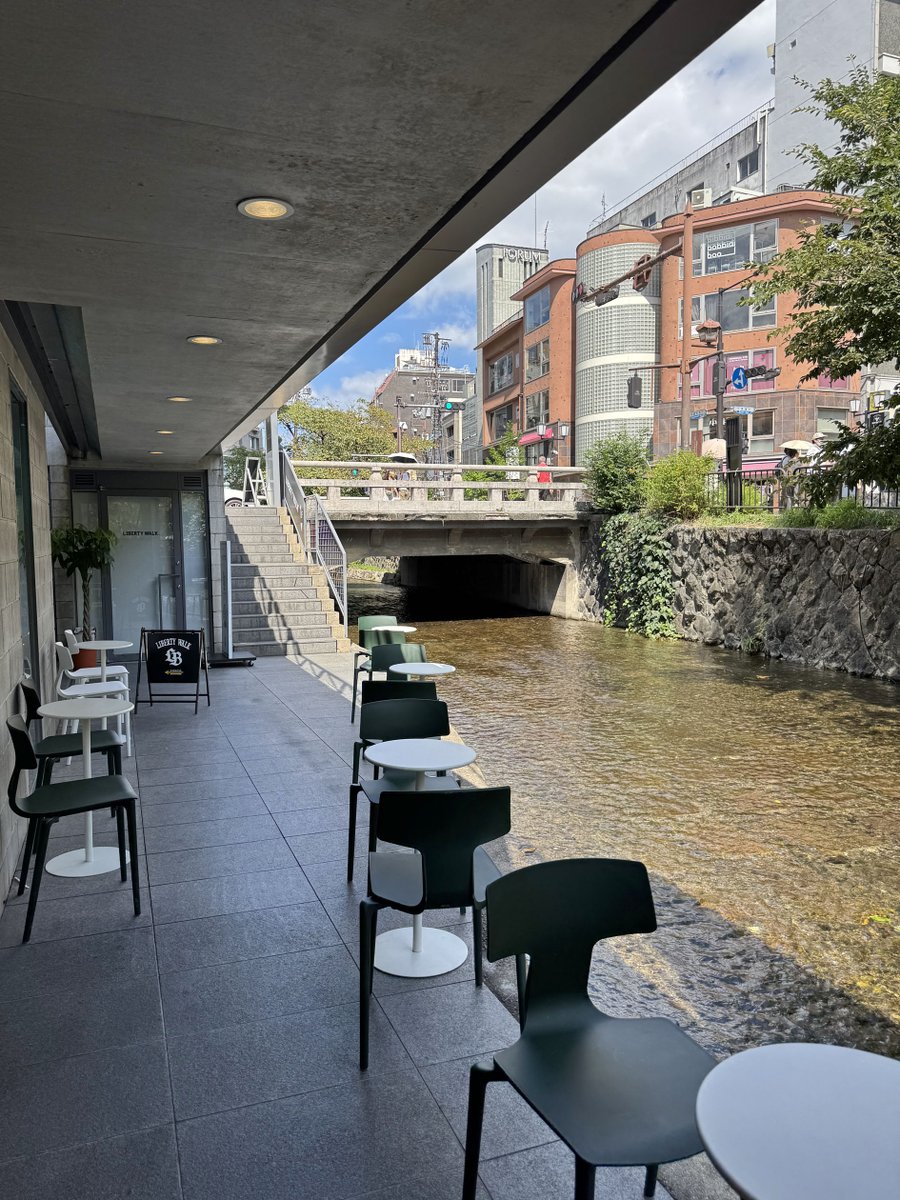 hiro_kawajiri's tweet photo. 安藤忠雄建築で知られる京都のTIME’S。中に入ったのは初めてだけど、メチャ良いではないですか！　迷路のように入り組みながらも回遊性があって歩き回れるし、隙間から見える高瀬川も趣がある。なんといっても川の水面が近いことが良き！ https://t.co/wrA2gkE6wg