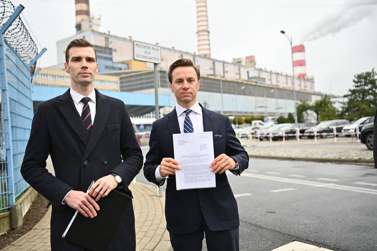 krzysztofbosak's tweet photo. Elektrownia Rybnik miała pracować na węglu do 2030 roku. Tymczasem już rozpoczęto proces jej wygaszania.

Razem z naszym lokalnym liderem @lukasz_kolada interweniujemy dziś na miejscu. Złożyłem pismo, w którym żądam przekazania informacji, na podstawie których zdecydowano o zakończeniu pracy bloków na długo przed ustalonym terminem.