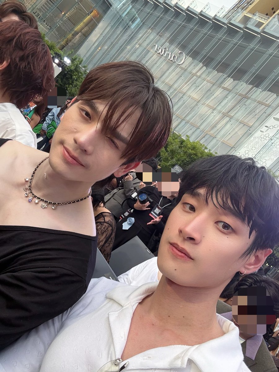 Bossptk's tweet photo. ขอบคุณทุกคนทุกคนที่มาหากันวันนี้นะค้าบบบ ฉั๋นกำลังส่องรูปและคลิปสวยๆของทุกคนอยู่ เอารูปเซลฟี่กับพี่ตงมาแลกกับค่าส่องนะ

ฝนตกอยู่ ☔️ เดินทางกลับบ้านกันปลอดภัยนะ พยายามอย่าตากฝนถ้าไม่จำเป็น เดี๋ยวจะเป็นหวัดกันเอา 🤧

NOUR AT ELLE FASHION 2026

#ELLEFASHIONXNOUR 

#NourTheSeries https://t.co/wLFvpHqUZa