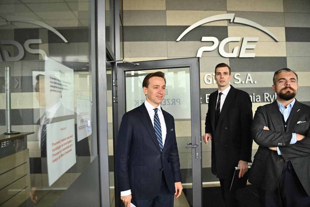 krzysztofbosak's tweet photo. Elektrownia Rybnik miała pracować na węglu do 2030 roku. Tymczasem już rozpoczęto proces jej wygaszania.

Razem z naszym lokalnym liderem @lukasz_kolada interweniujemy dziś na miejscu. Złożyłem pismo, w którym żądam przekazania informacji, na podstawie których zdecydowano o zakończeniu pracy bloków na długo przed ustalonym terminem.
