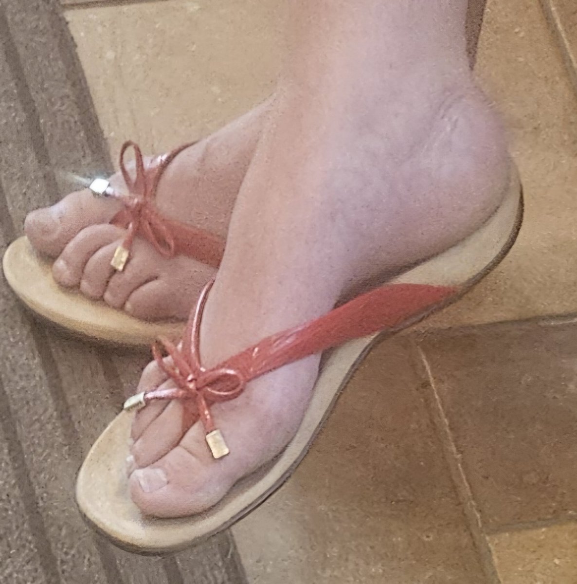 RandomFeetGuy's tweet photo. Milf in her 50s or 60s with nice kept feet https://t.co/2fHVCWEAx7