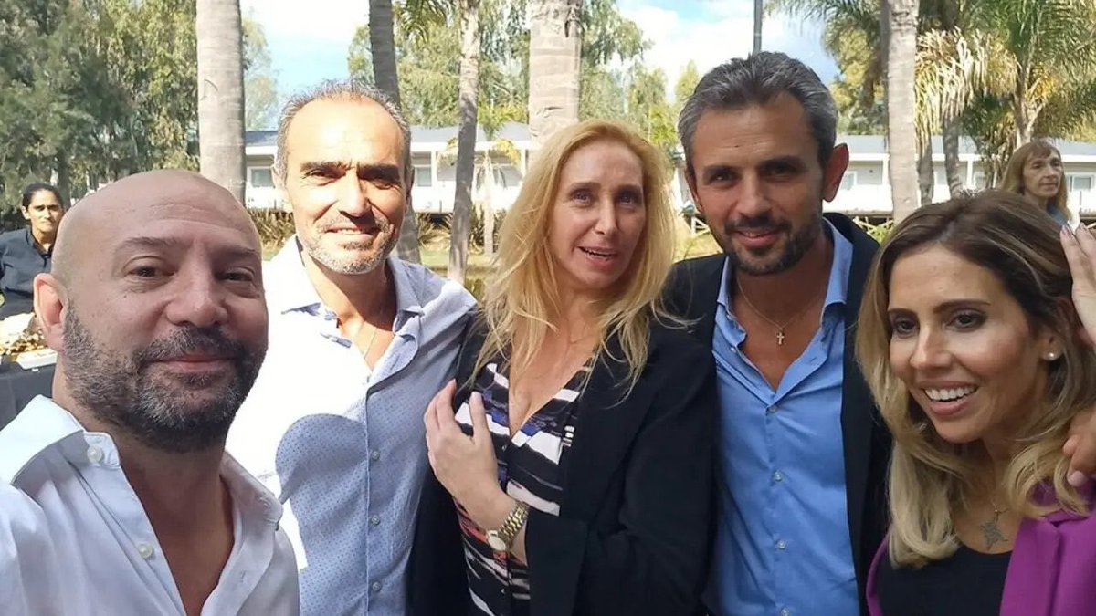 riellodecba's tweet photo. 🔴 #BuenosDíasVietcong 

Seguridad Jurídica en este periodo se traduce: IMPUNIDAD

Con el slogan de “Seguridad Jurídica”en el gobierno de @JMilei pasan las cosas más increíbles en las causas de corrupción…veamos:

♦️ $LIBRA “Yo navegaba por internet y encontré esa oferta para ayudar a las pymes” dijo Milei, y en su posteo ya tenía el código alfanumérico del contrato, dato que lo tuvo en segundos después de haberse creado esta mega estafa 🤷🏻‍♂️

♦️ #ANDIS detectan un faltante de $158.000 Millones y echan al sucesor de Spagnuolo, el cual niega entre otras cuestiones hacer una pericia de su voz

♦️ #NUCLEOELECTRICA Denuncian sobreprecios, adjudicaciones directas, gastos por u$s300.000 en tarjeta corporativa del Estado (playas, boutiques, shoppings), el titular Demian Reidel -amigo personal y asesor de Milei- paga una deuda personal multimillonaria y lo justifica con un documento ininteligible (todo tachado) por una supuesta venta de acciones de una empresa de la que dijo ser accionista 

♦️ @madorni un viejo y conocido juntapulgas y sus “explicaciones” sobre su multimillonaria vida luego de ingresar al Estado

Y tantas irregularidades que abarcan desde licitaciones amañadas favoreciendo a dos grupos empresariales, hasta la compra de alimentos que terminan en una empresa de catering, o el extravío de oro de las reservas, hasta la compra de chatarra militar que en otros países son piezas de museo 😵‍💫

⚠️Si los argentinos no entendemos que el punto vital de una REPÚBLICA es la justicia, estamos condenados a ser un país bananero

#CastaCleptocrática